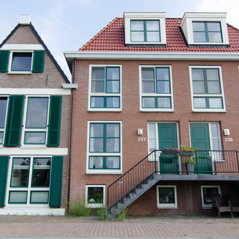 hardhouten voordeur plaatsen